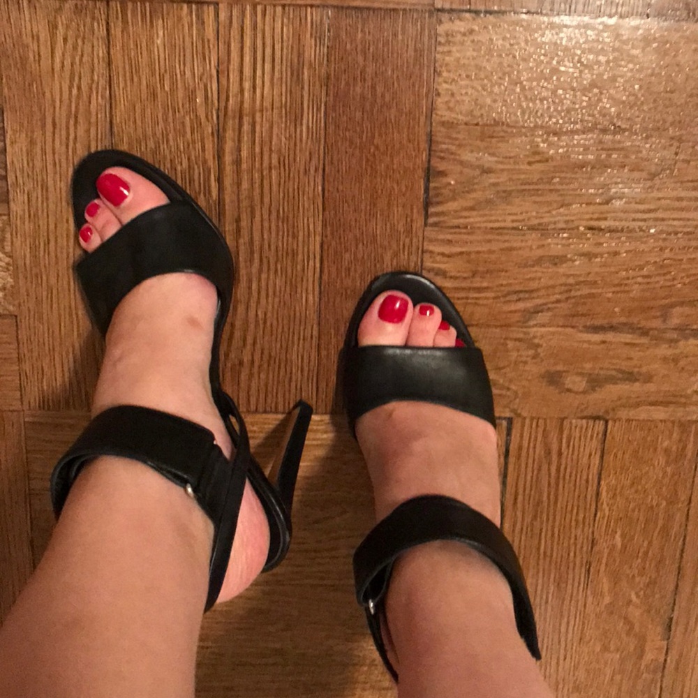Vince Black Matte leather, nearly new sandals